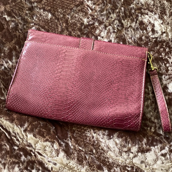 Large magenta clutch with gold accents - Picture 5 of 8